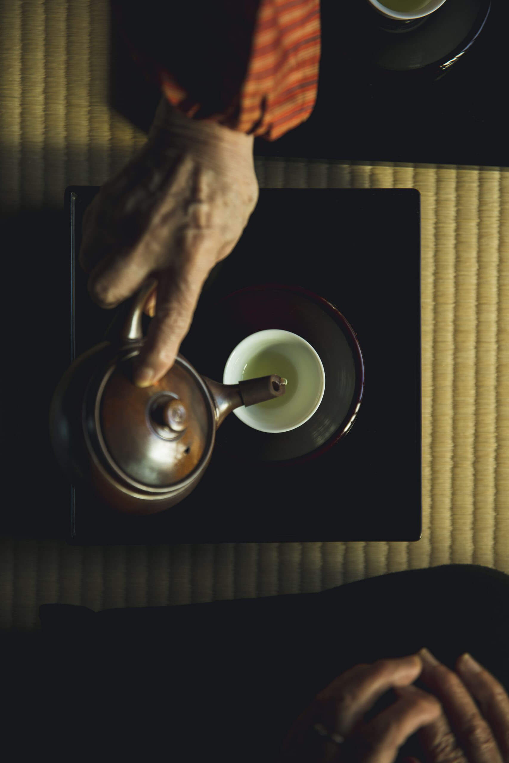八女茶を注いでいる画像(縦)