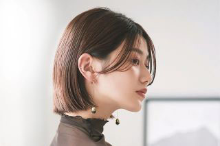 濡れ髪スタイリングの女性の画像