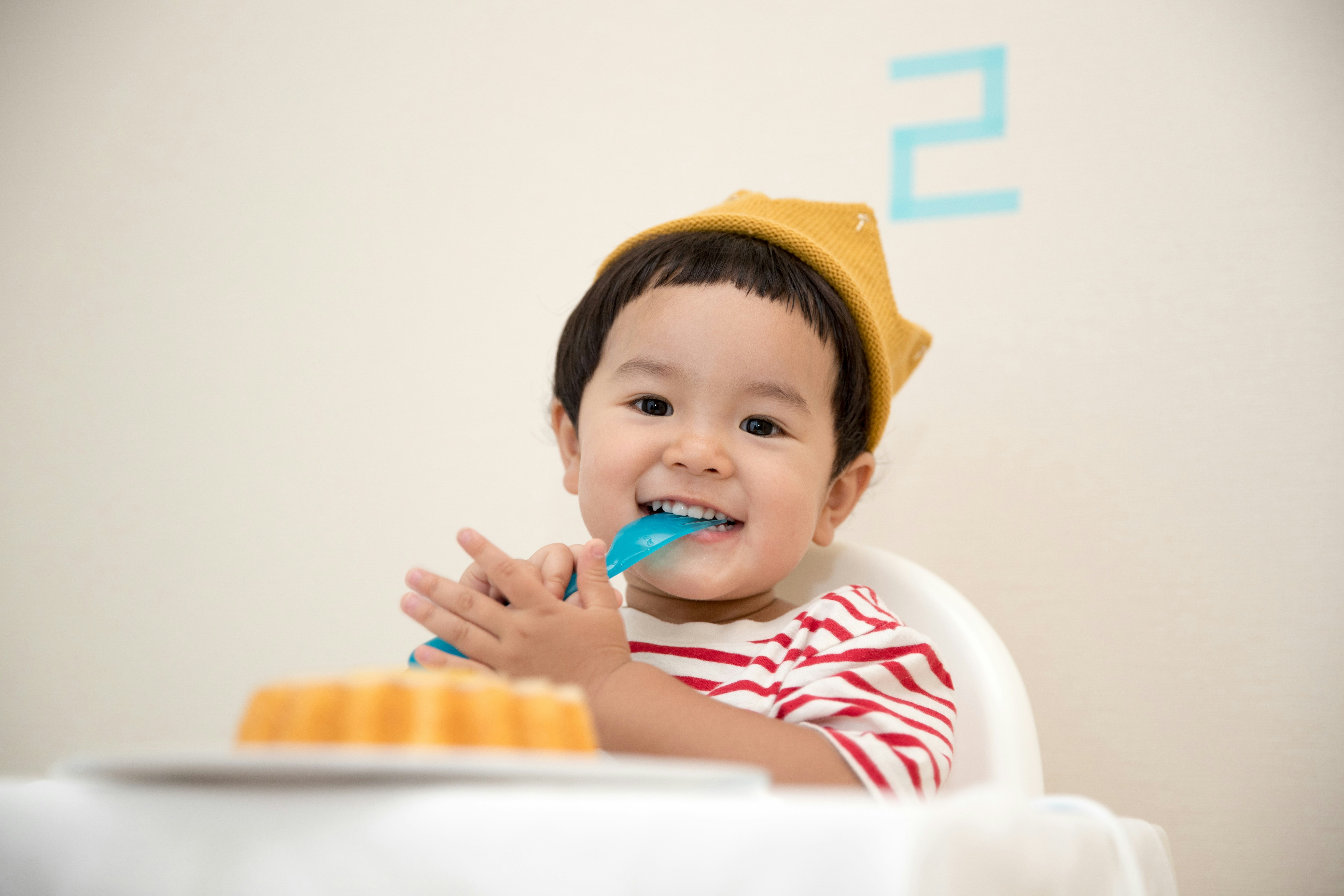 誕生日をお祝いしてもらう男の子