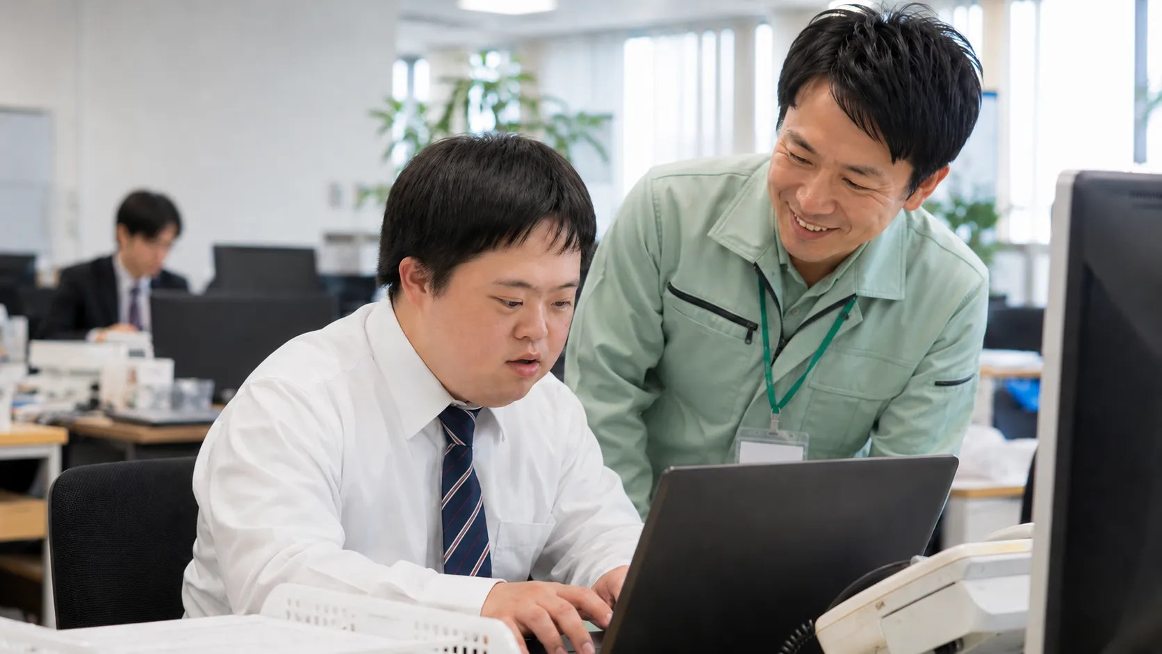利用者を支援する職員の写真