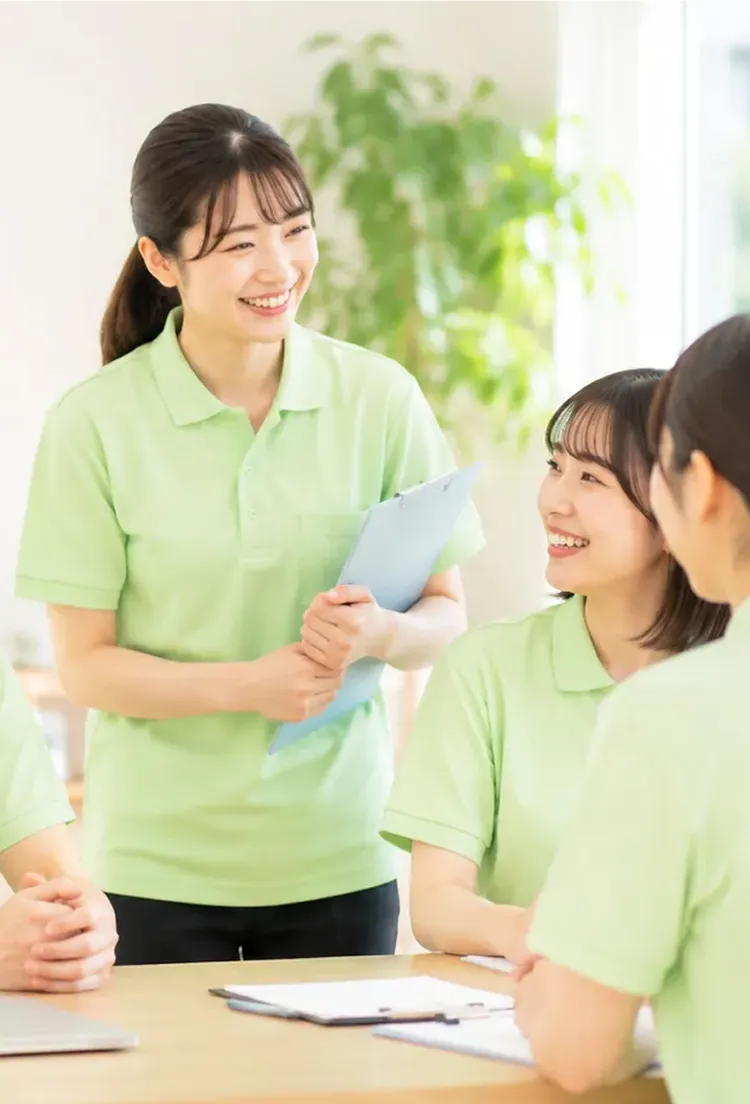 笑顔で働く職員の写真